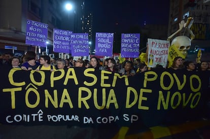 Manifestantes contra a Copa do Mundo nas ruas paulistanas.