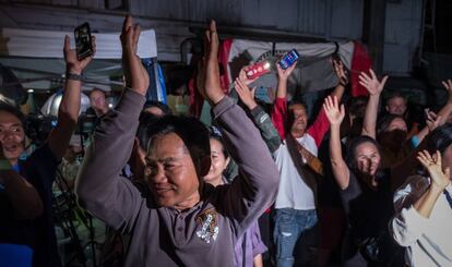 Familiares y conocidos de los niños rescatados celebran el éxito de la operación.