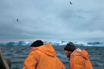 Trond Dalgard y Yom-Gunnar Johansen, dispuestos a izar las redes llenas de bacalaos salvajes en las inmediaciones de las islas Lofoten.