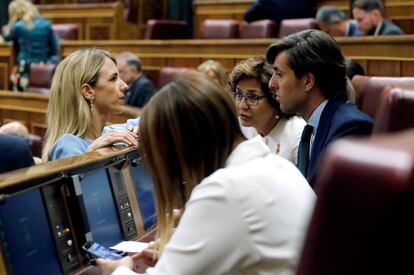 La diputada del PP por Barcelona, Cayetana Álvarez de Toledo (a la izquierda), conversa con el diputado de su partido por Málaga, Pablo Montesinos.