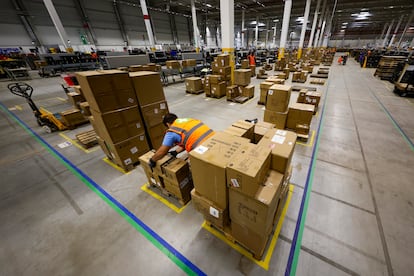 Un empleado trabaja en el centro de logística y distribución de Amazon en Werne (Alemania), este jueves.