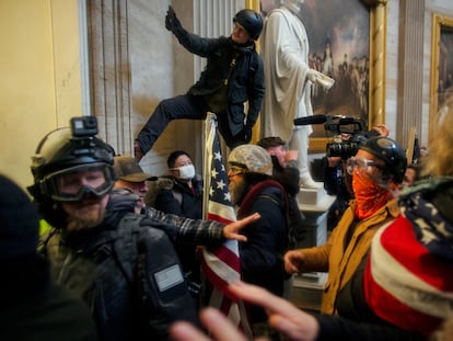 Varios de los trumpistas que atacaron y se hicieron fuertes el pasado día 6 en la sede del Congreso de EE UU.