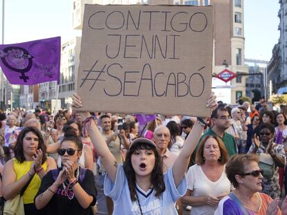 Decenas de personas acuden a la manifestación en apoyo a las jugadoras de la selección de fútbol y contra Luis Rubiales en el centro de Madrid este lunes.