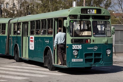 El autobús de época, propiedad de TMB, llega a la estación de autobuses de Fabra i Puig, en Barcelona.