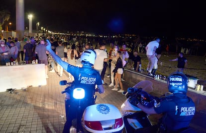 La policía local de Palma desaloja una playa el pasado fin de semana.