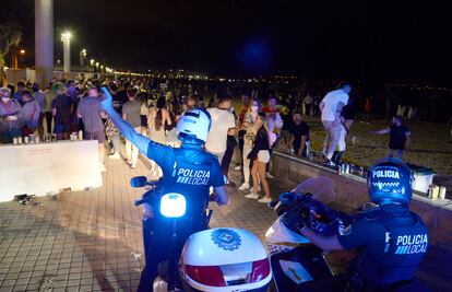 La policía local de Palma desaloja una playa el pasado fin de semana.