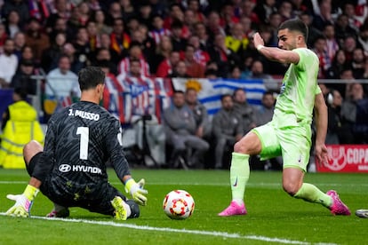 Ferran Torres (derecha) marca el primer gol del Barcelona ante el Atlético.