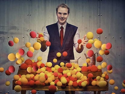 El mago Laurent Piron, con su número de bolas multicolores.