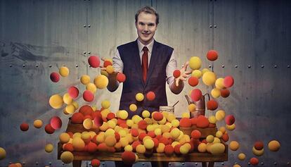 El mago Laurent Piron, con su número de bolas multicolores.