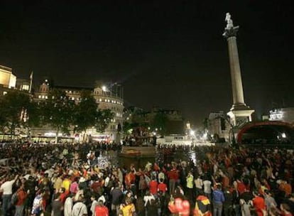 Aficionados españoles celebran la victoria en Trafalgar Square.