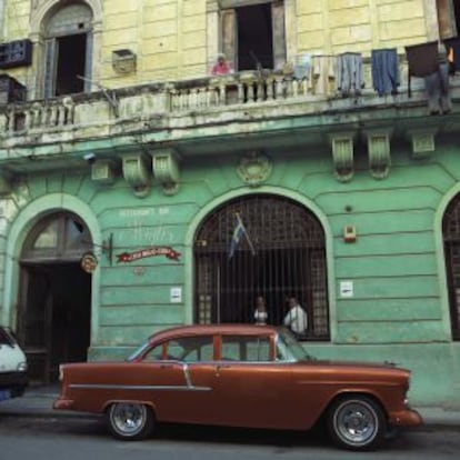 Um carro antigo e o restaurante Casa Miglis.