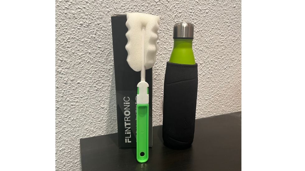 Viene con un cepillo para limpiarla y una funda para protegerla.