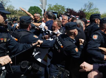 Varios agentes se enfrentan con simpatizantes de la Falange, antes de la llegada del coche fúnebre con los restos de José Antonio Primo de Rivera, en el cementerio sacramental de San Isidro de Madrid, este lunes.