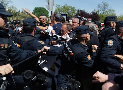 Varios agentes se enfrentan con simpatizantes de la Falange, antes de la llegada del coche fúnebre con los restos de José Antonio Primo de Rivera, en el cementerio sacramental de San Isidro de Madrid, este lunes.