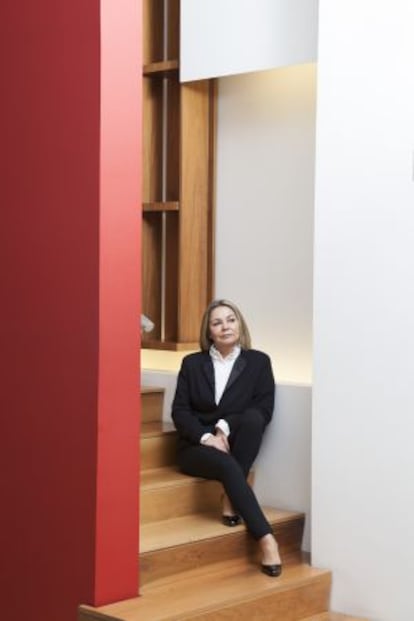 Loida, en la escalera de su spa urbano de A Coruña.