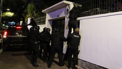 Integrantes de un cuerpo élite de la Policía ecuatoriana irrumpen en la Embajada de México en Quito, el 5 de abril de 2024.