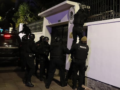 Integrantes de un cuerpo élite de la Policía ecuatoriana irrumpen en la Embajada de México para detener al exvicepresidente Jorge Glas.