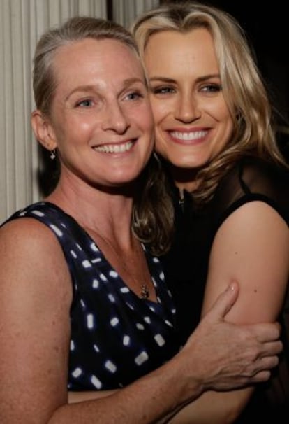Piper Kerman y, a la derecha, Taylor Schilling, la actriz que protagoniza su historia como presa en una cárcel de mujeres en 'Orange is the new black'.