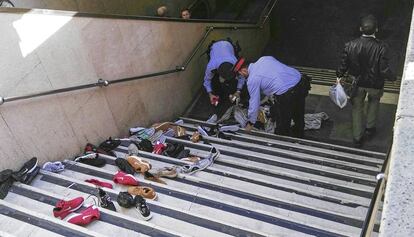 Mossos d'Esquadra requisen material del 'top manta' a Passeig de Gràcia.