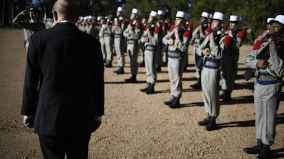 Jean-Yves Le Drian, ministro francés de Defensa, pasa revista a las tropas en un acto de octubre de 2016.