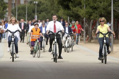 Prime Minister Mariano Rajoy flanked by the PP regional and municipal candidates, Cristina Cifuentes and Esperanza Aguirre, on a campaign event.