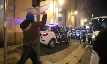 Un joven se enfrenta a los agentes durante los disturbios del 14 de diciembre de 2013.