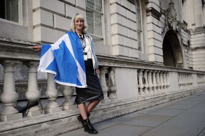 Josie Smith, estilista, escritora y asistente en la Semana de la Moda de Londres, posa frente al Somerset House, en la capital de Reino Unido, el pasado sábado. Tiene 29 años y procede de Escocia. Considera que a mucha gente le da miedo el cambio, y que es probable que este temor pueda persuadirles de votar sí en el referéndum. Siente que sería absurdo asumir que la independencia solucionará todos los problemas de Escocia. Pero añade que muchos ciudadanos se mudan al sur de la frontera, donde hay más trabajo, y que la independencia daría a Escocia la oportunidad de atraer más negocios