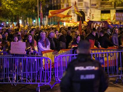 Decenas de personas con banderas y carteles, durante una protesta contra la amnistía, frente a la sede del PSOE, este sábado.