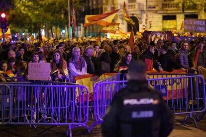 Decenas de personas con banderas y carteles, durante una protesta contra la amnistía, frente a la sede del PSOE, este sábado.