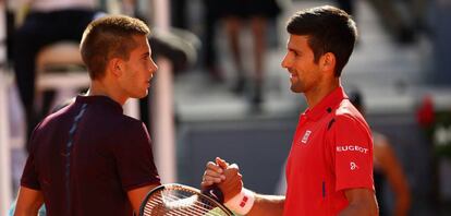 Coric y Djokovic se saludan tras el partido.