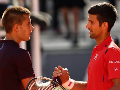Coric y Djokovic se saludan tras el partido.