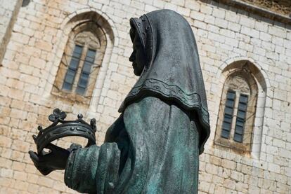 Estatua de Juan I de Castilla frente a la iglesia-museo San Antolín.