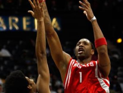 McGrady lanza a canasta ante Childress, de los Nets