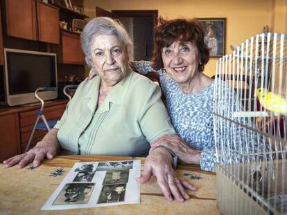 Carmen Abellán en su casa con Remei Raga, impulsora de un proyecto contra la soledad en Valencia.