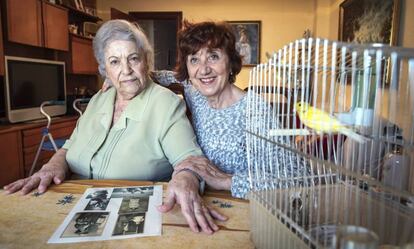 Carmen Abellán en su casa con Remei Raga, impulsora de un proyecto contra la soledad en Valencia.