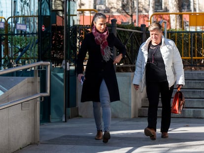 A la izquierda, Montse Tomé, entrenadora de la selección española de fútbol femenino, a su salida este viernes de la Audiencia Nacional.