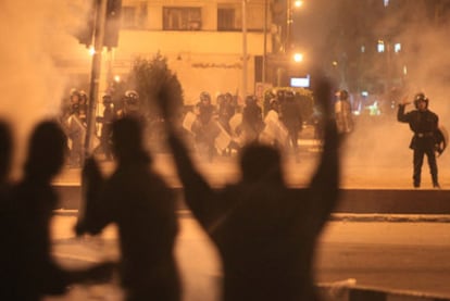 Enfrentamientos entre manifestantes y policías, ayer en la plaza Tahrir de El Cairo.