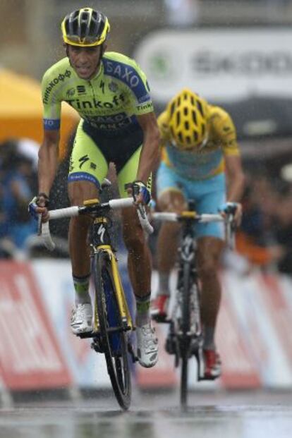 Alberto Contador adelanta a Vincenzo Nibali, en el final de la etapa.