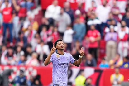 Rodrygo celebra su primer gol al Sevilla en el Sánchez Pizjuán.