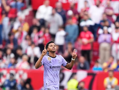 Rodrygo celebra su primer gol al Sevilla en el Sánchez Pizjuán.