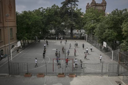 Alumnos juegan en el patio del instituto Pau Claris.