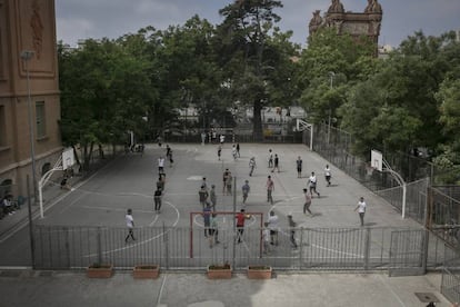 Alumnes jugant al pati de l'institut Pau Claris.