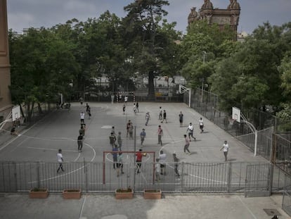 Alumnes jugant al pati de l'institut Pau Claris.