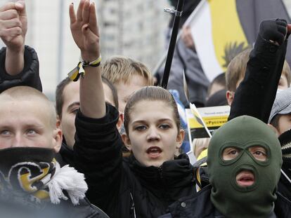 Manifestantes nacionalistas hacen el saludo nazi en la <i>marcha rusa,</i> ayer en Moscú.