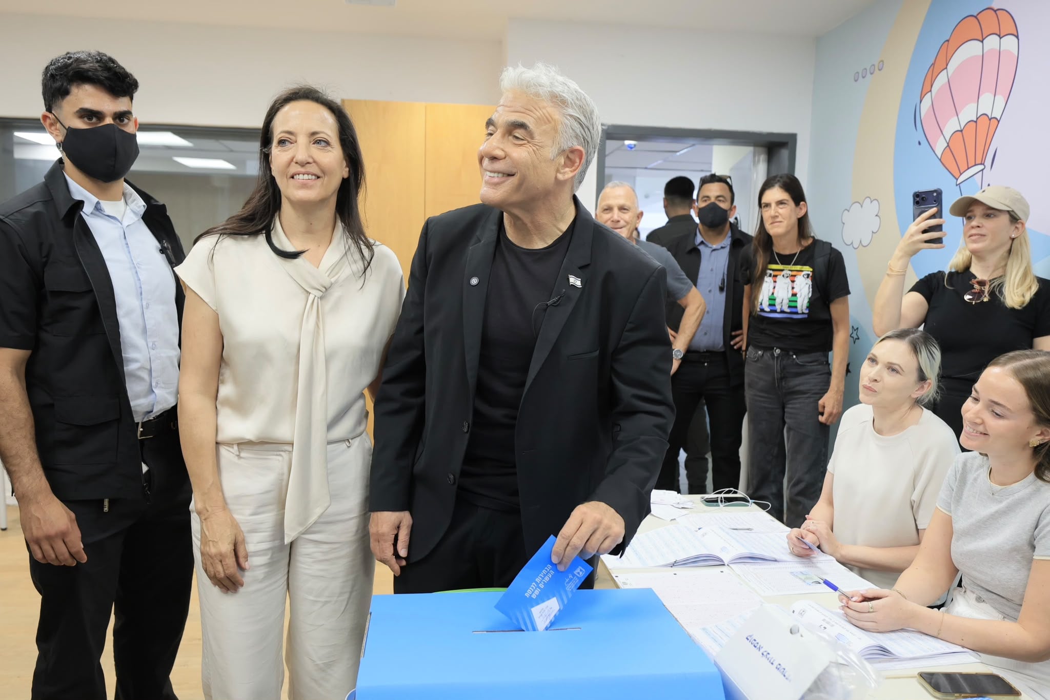 TEL AVIV, 27/10/2026.- El ex primer ministro israelí y líder del opositor Beyajad, Yael Lapid (c), vota acompañado por su esposa en Tel Aviv en las elecciones generales en Israel. EFE/ Beyajad SOLO USO EDITORIAL/SOLO DISPONIBLE PARA ILUSTRAR LA NOTICIA QUE ACOMPAÑA (CRÉDITO OBLIGATORIO)