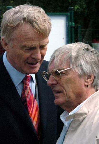 Mosley (izquierda) y Ecclestone conversan durante un gran premio.