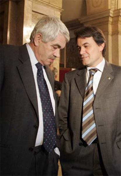 Pasqual Maragall, a la izquierda, y el líder de la oposición, Artur Mas.
