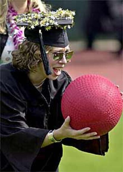 Chelsea Clinton, durante la fiesta de su graduación celebrada ayer en la Universidad de Stanford, en California.