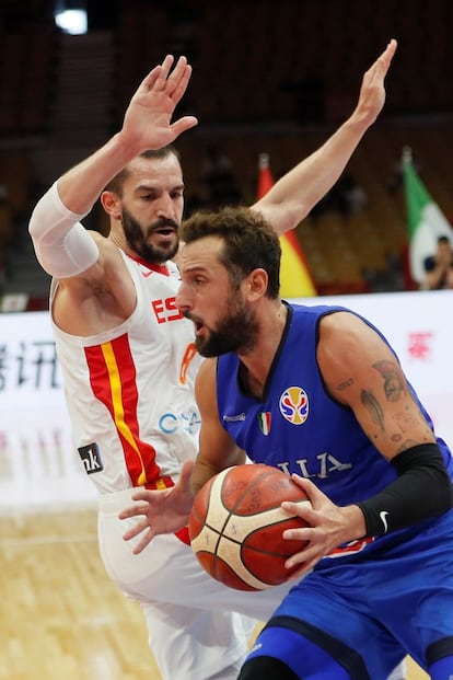 El italiano Marco Belinelli (a la derecha) es presionado por Pau Ribas.