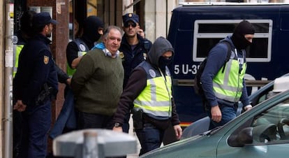 Varios policías trasladan a un detenido en la barriada de Las Delicias en Málaga en el mes de marzo.